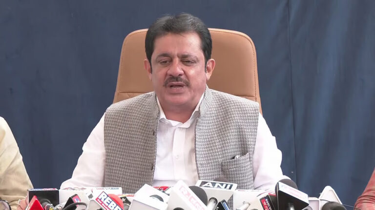 Delhi Blast: ‘ಬಿಹಾರ ಚುನಾವಣೆ ಸಮಯದಲ್ಲೇ ಏಕೆ ಸ್ಫೋಟ ನಡೆಯಿತು? ಯಾರೂ ಗೂಟ ಹೊಡೆದು ಇರಲ್ಲ’: ಸಚಿವ ಜಮೀರ್ ವಿಚಿತ್ರ ಪ್ರಶ್ನೆ